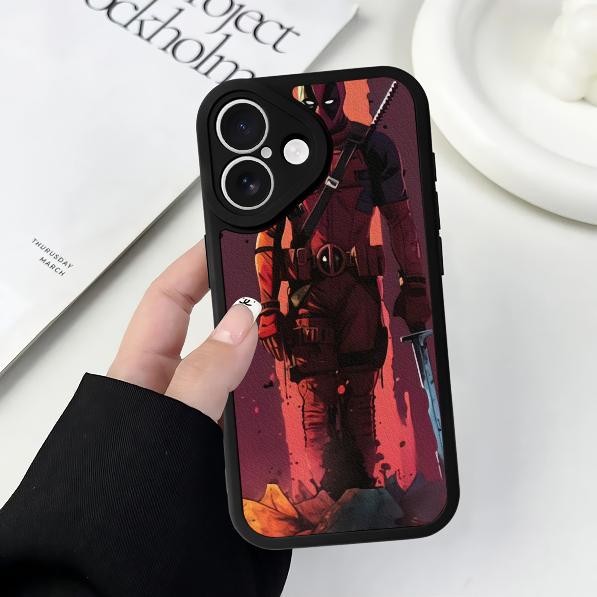 （画像用） Deadpool デッドプール 【iPhone 16シリーズ対応】シリコンスマホケース（レザー調） 材質：シリコン